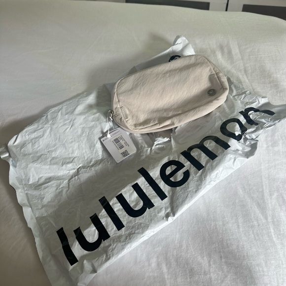 Lululemon Everywhere Belt Bag - Picture 3 of 3